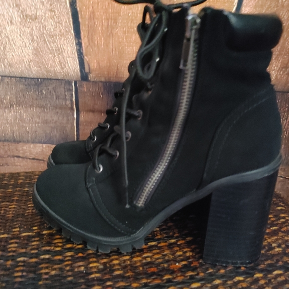 Boots - Picture 4 of 5